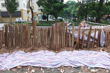 Hà Nội: Nơm nớp lo khi đi qua đường liên tục sạt lở