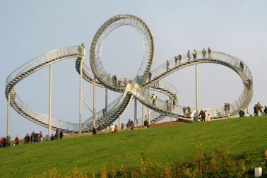 Những dốc thang lên thiên đường chênh vênh “lạnh sống lưng”