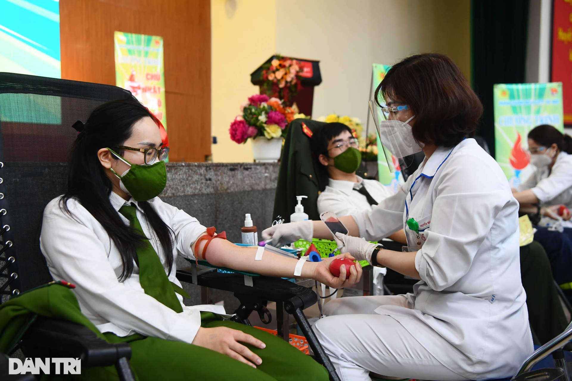 Hàng trăm chiến sĩ trẻ Công an Hà Nội tham gia hiến máu cứu người - 7 Hàng trăm chiến sĩ trẻ Công an Hà Nội tham gia hiến máu cứu người - 7