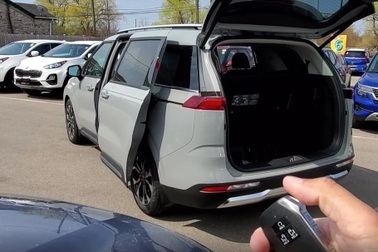 Kia bị kiện vì cửa trượt của xe Carnival gây nguy hiểm cho người dùng