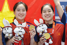 Cặp song sinh tuyển bóng rổ nữ Việt Nam đạt thành tích học tập cao ở Mỹ