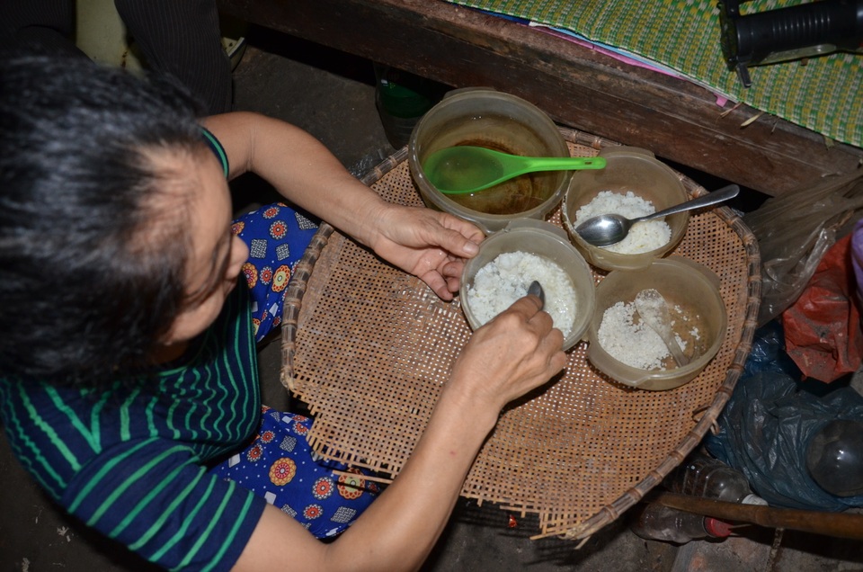 Cảm động cảnh em gái gác thanh xuân chăm chị tật nguyền mơ bát cháo có thịt - 6 Cảm động cảnh em gái gác thanh xuân chăm chị tật nguyền mơ bát cháo có thịt - 6