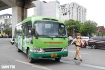 Nhiều tài xế buýt Hà Nội ngỡ ngàng khi bị CSGT xử phạt