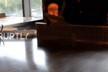 Xem đầu bếp tài hoa bịt mắt bắt dao, dùng trứng vẽ tranh