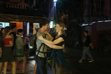 Khách Tây cuồng nhiệt đón năm mới 2018 ở phố cổ Hội An