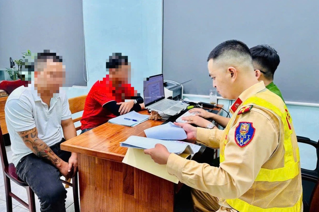 Nguyên nhân người đàn ông lao ra ngồi giữa đường chặn đầu ô tô đang chạy - 2 Nguyên nhân người đàn ông lao ra ngồi giữa đường chặn đầu ô tô đang chạy - 2