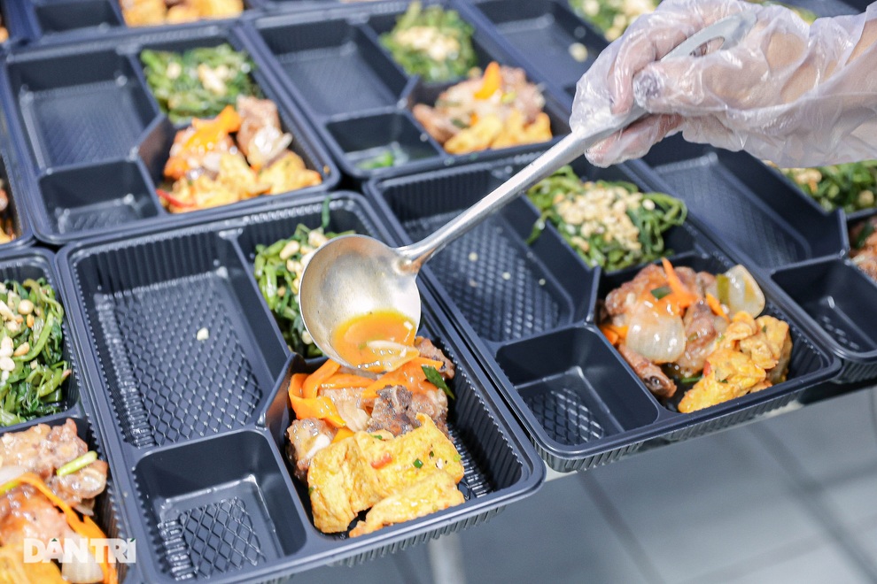 Nấu hàng trăm suất cơm miễn phí gửi tới tuyến đầu chống dịch - 6 Nấu hàng trăm suất cơm miễn phí gửi tới tuyến đầu chống dịch - 6