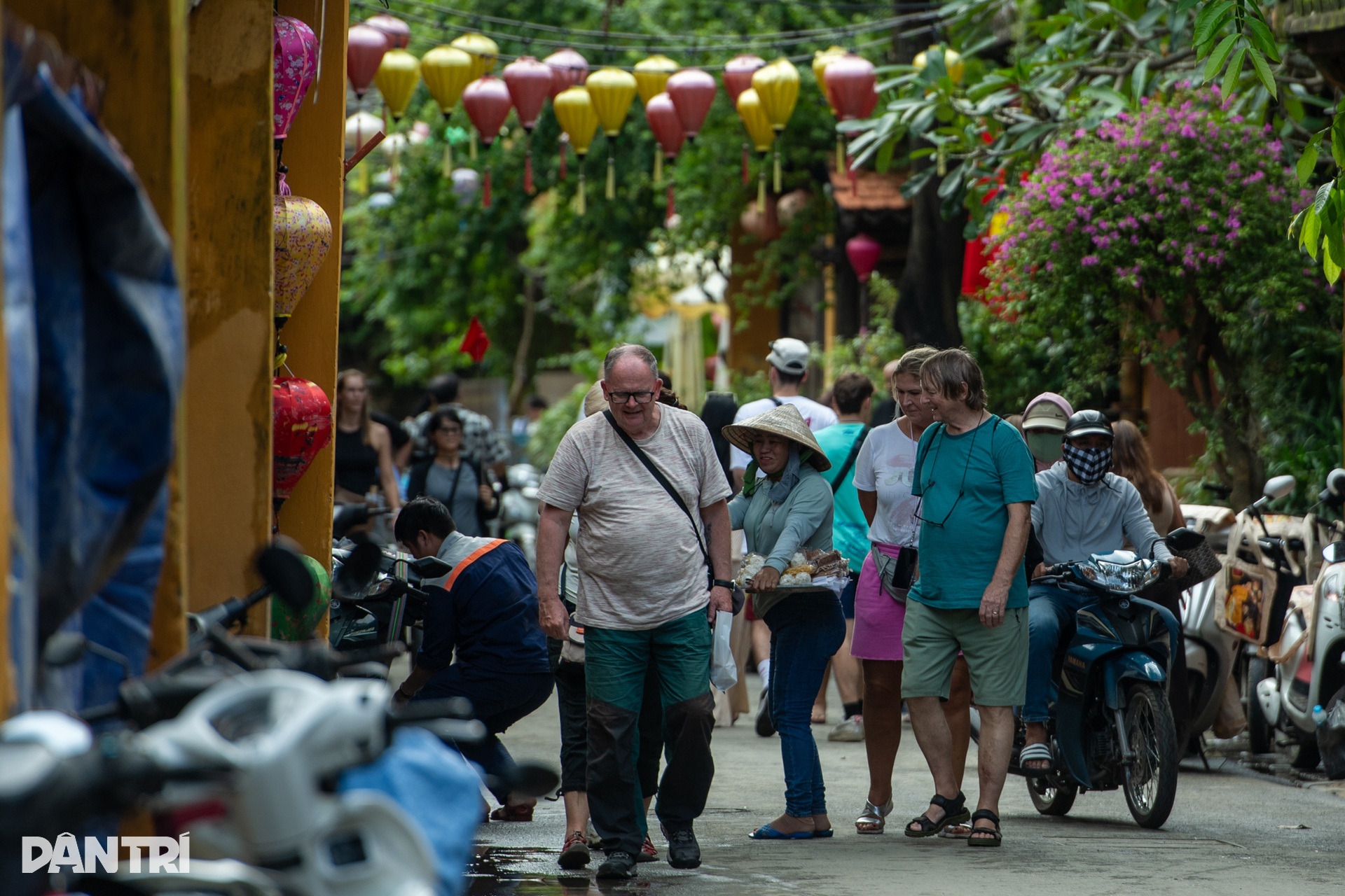 Hội An vẫn phủ kín bùn đất sau lũ, bộ đội căng mình dọn sạch - 15 Hội An vẫn phủ kín bùn đất sau lũ, bộ đội căng mình dọn sạch - 15