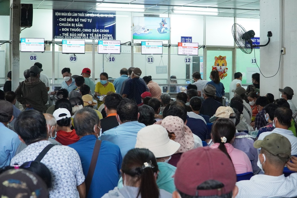 Ngang nhiên vào bệnh viện chào mời bác sĩ mua thuốc lậu - 5 Ngang nhiên vào bệnh viện chào mời bác sĩ mua thuốc lậu - 5
