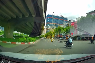 Phóng nhanh vượt ẩu, xe máy đâm ngã người đi bộ sang đường