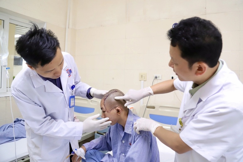 Khối u thái dương vỡ loét, thiếu niên 16 tuổi phát hiện ung thư da