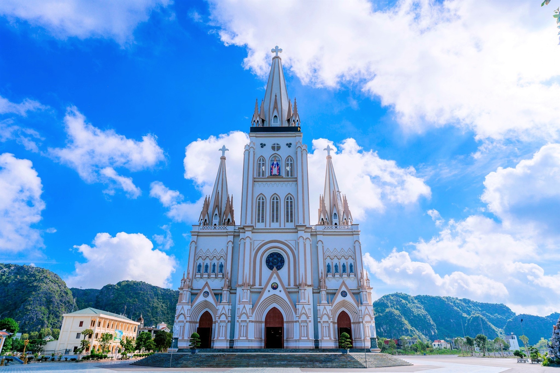 Chiêm ngắm thánh đường Công giáo lớn nhất Việt Nam - 2 Chiêm ngắm thánh đường Công giáo lớn nhất Việt Nam - 2