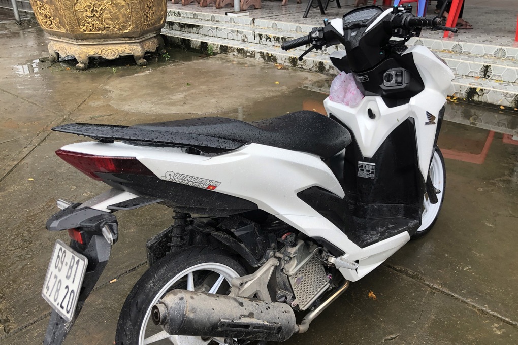 Quái xế bốc đầu xe máy chạy một bánh như trêu ngươi trên phố - 2 Quái xế bốc đầu xe máy chạy một bánh như trêu ngươi trên phố - 2