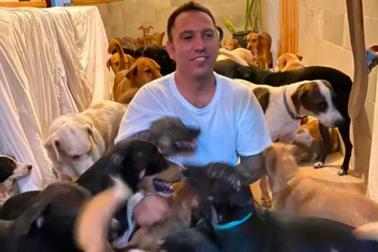 Người hùng cưu mang hàng trăm chú chó hoang trong cơn bão