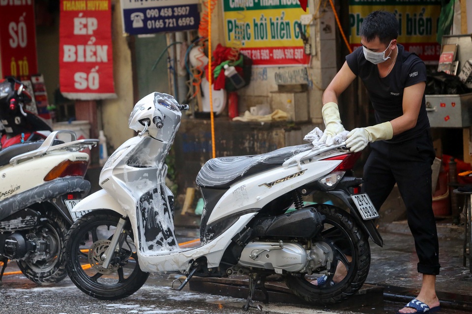 Hà Nội: Rửa xe 200 nghìn đồng/lượt, khách vẫn ùn ùn xếp hàng - 12 Hà Nội: Rửa xe 200 nghìn đồng/lượt, khách vẫn ùn ùn xếp hàng - 12