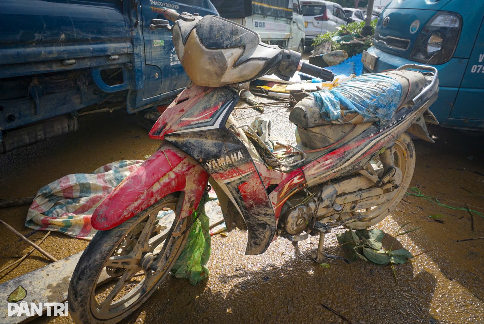 Ô tô chết la liệt, bùn và rác phủ kín khắp nơi sau lũ - 5 Ô tô chết la liệt, bùn và rác phủ kín khắp nơi sau lũ - 5