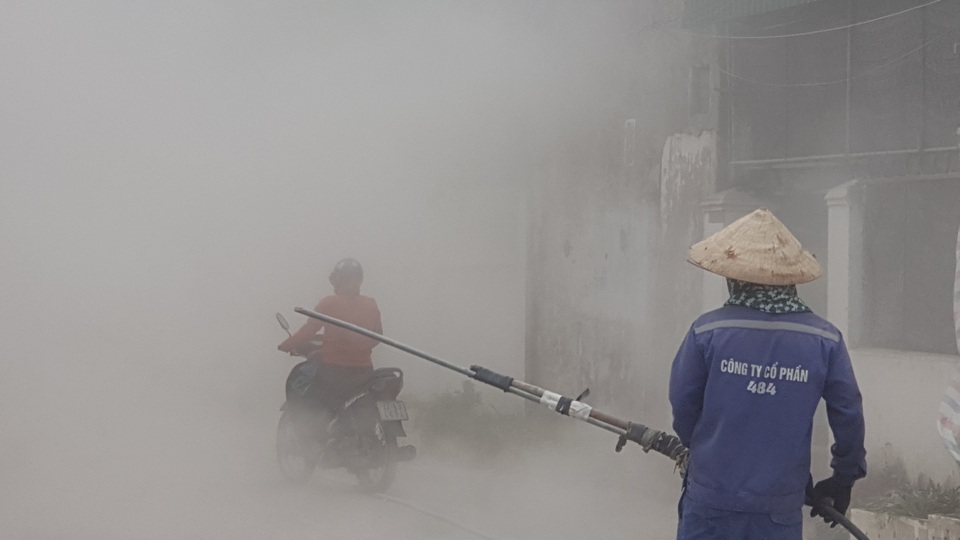 Hàng trăm hộ dân nghẹt thở trong lớp bụi dày đặc khổng lồ - 4 Hàng trăm hộ dân nghẹt thở trong lớp bụi dày đặc khổng lồ - 4