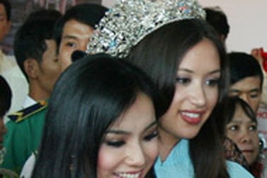 Hoa hậu Thùy Lâm cùng Hoa hậu Trái đất đi dự triển lãm