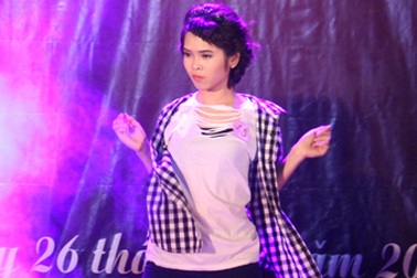 Nữ sinh Luật nhảy điệu Michael Jackson "siêu" dẻo