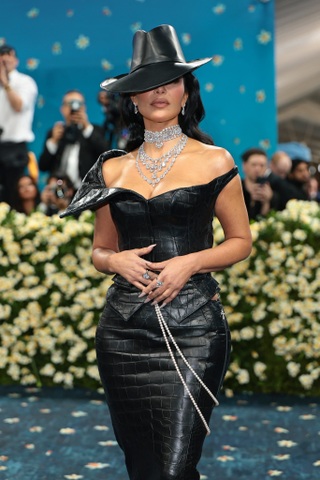 Lisa diện mốt nội y gợi cảm, đối lập với Jennie kín đáo tại Met Gala - 9
