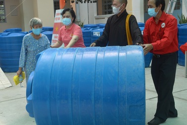 Phu nhân nguyên Chủ tịch nước trao bồn chứa nước cho dân vùng hạn, mặn