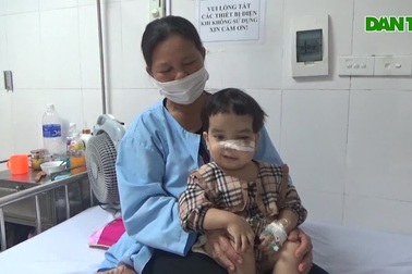 Thương cô bé nghèo mắc bệnh xương hóa đá hiếm gặp