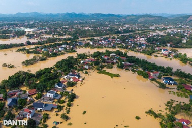 Khung cảnh xót xa với những mái nhà chìm sâu dưới dòng nước lũ