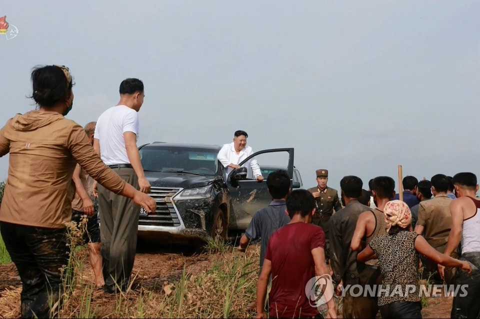 Ảnh hiếm ông Kim Jong-un lái xe thăm người dân vùng lũ - 1 Ảnh hiếm ông Kim Jong-un lái xe thăm người dân vùng lũ - 1