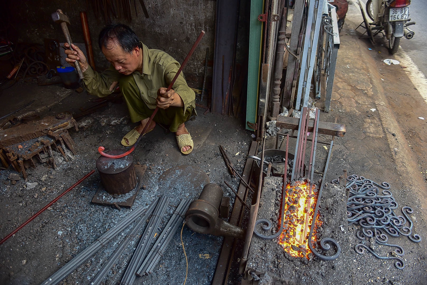 Thợ rèn "múa" đe búa bên lò lửa giữa ngày nắng nóng 40 độ C