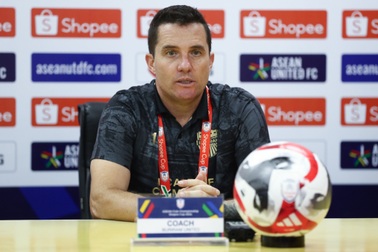 HLV Buriram United lý giải việc đưa Theerathon rời sân sớm