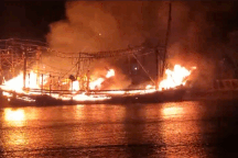 Chứng kiến 5 tàu cháy rụi, ngư dân sốc nặng, hoảng loạn la hét