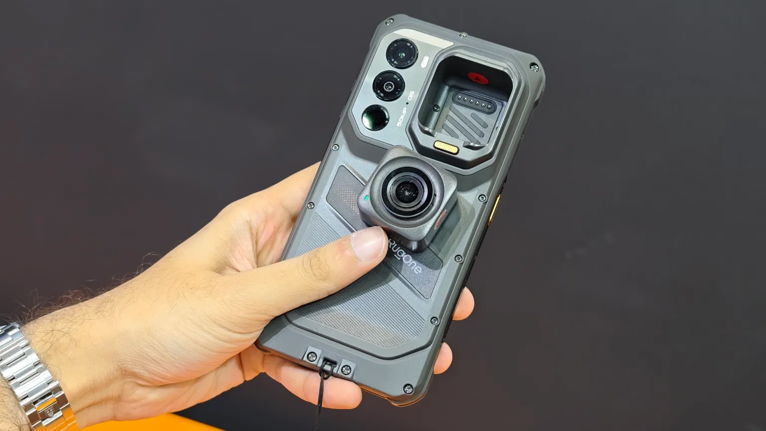 Cận cảnh RugOne Xsnap 7 Pro: Smartphone có camera hành động tháo rời - 1
