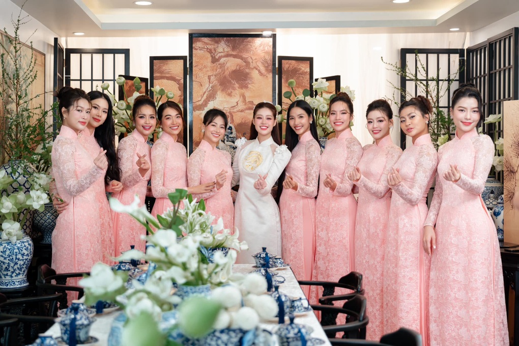 Hoa hậu Khánh Vân bật khóc bên chồng nhiếp ảnh gia trong lễ vu quy - 2 Hoa hậu Khánh Vân bật khóc bên chồng nhiếp ảnh gia trong lễ vu quy - 2