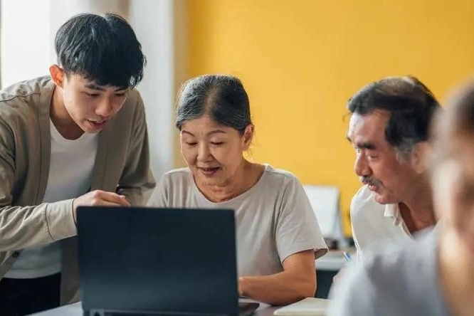 Cơ hội phất với nghề mới thay con cái ở xa chăm sóc cha mẹ già neo đơn  - 1