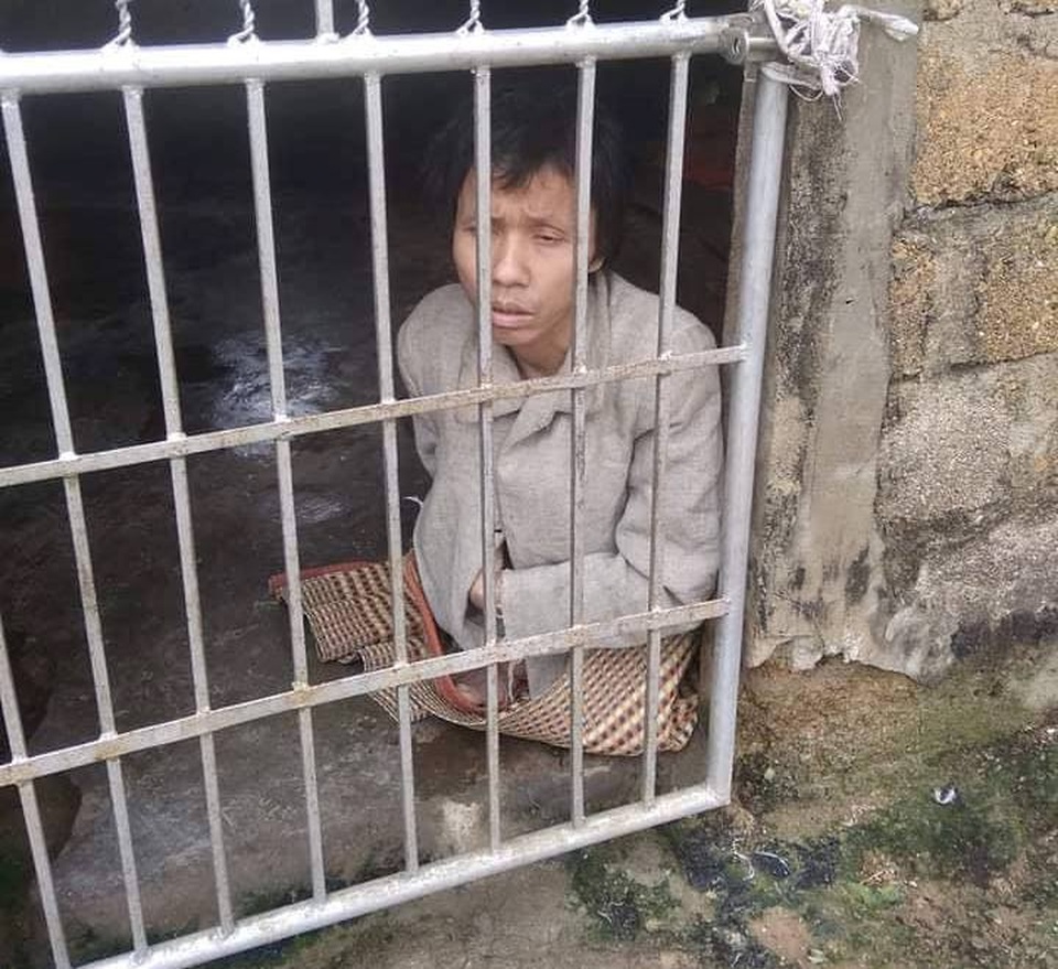 Người cha nghèo bị ám ảnh bởi vết xích cổ chân con được bạn đọc giúp đỡ - 2 Người cha nghèo bị ám ảnh bởi vết xích cổ chân con được bạn đọc giúp đỡ - 2