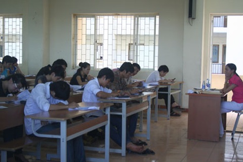 Thí sinh sử dụng điện thoại, tài liệu tăng mạnh