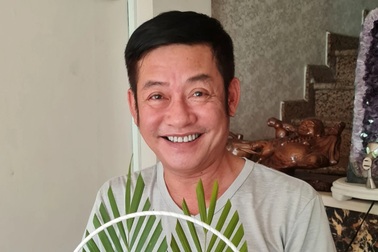 Xôn xao hình ảnh nghệ sĩ hài Tấn Beo bị tai biến, run rẩy xúc cơm