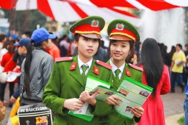 Hồ sơ xét tuyển vào trường công an gồm những gì? được đăng ký mấy ngành?