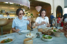 Kỳ Duyên - Minh Triệu "ăn sạch" Bangkok từ quán sang trọng đến vỉa hè