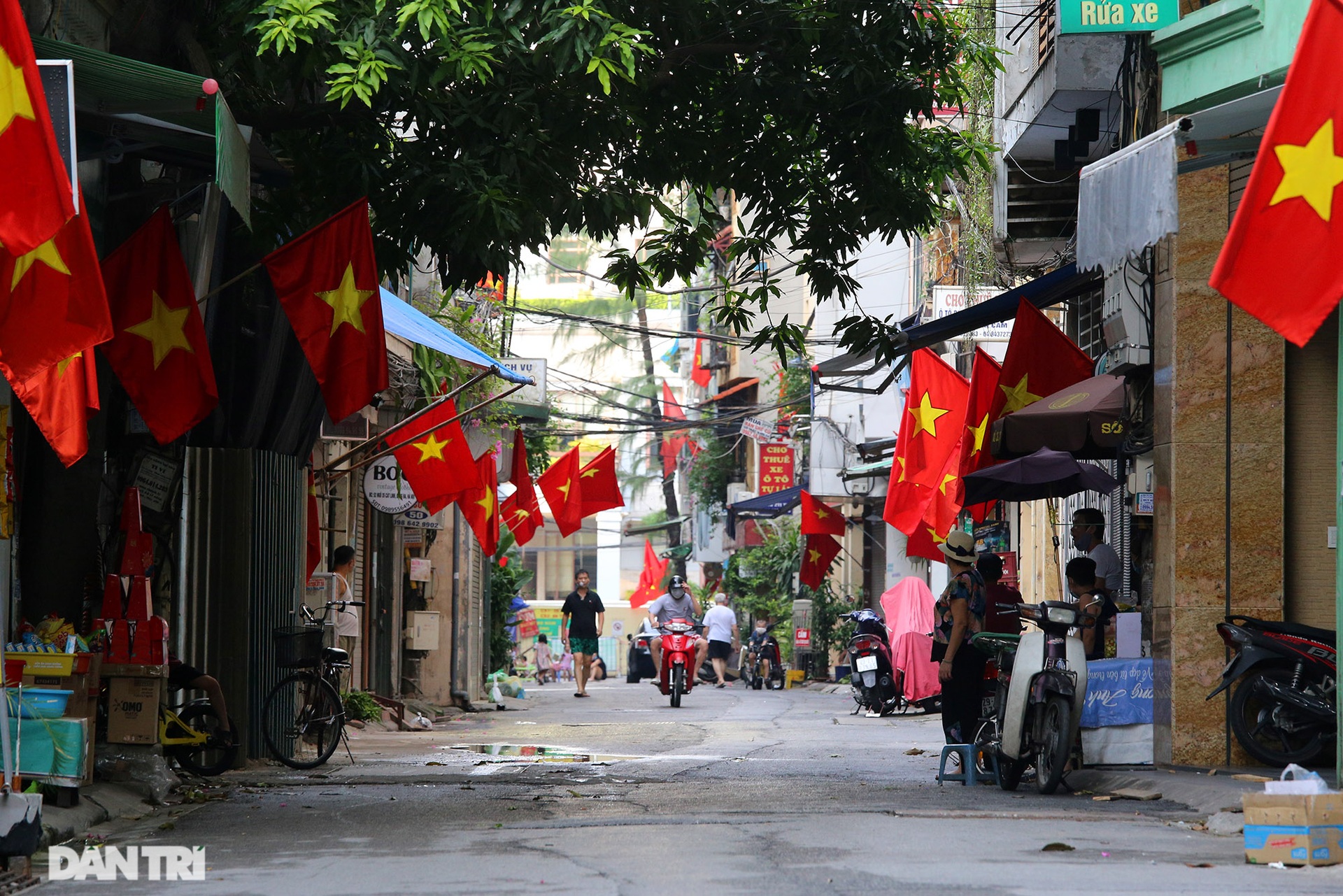 Quốc kỳ đỏ rực dịp kỷ niệm 2/9 trong thời điểm giãn cách xã hội - 11 Quốc kỳ đỏ rực dịp kỷ niệm 2/9 trong thời điểm giãn cách xã hội - 11