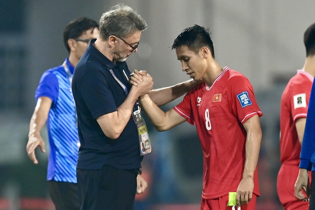 HLV Troussier: Tương lai của tôi nên được đề cập ở thời điểm khác - 3 HLV Troussier: Tương lai của tôi nên được đề cập ở thời điểm khác - 3