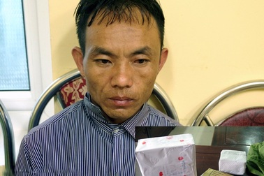 "Thủ" súng, lựu đạn rồi mang 3 bánh heroin đi bán