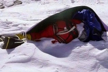 Băng tan lộ thi thể du khách trong tư thế cuộn tròn, mất tích 22 năm trước