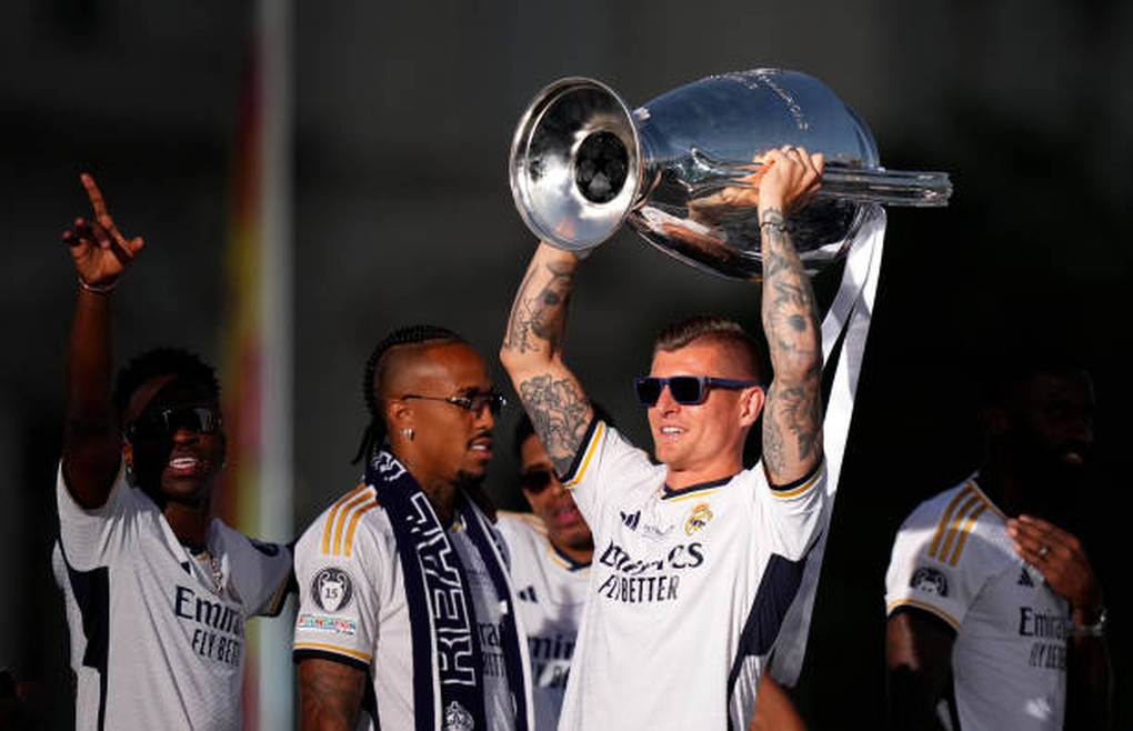 Biển người đổ ra đường ăn mừng cúp vô địch Champions League của Real Madrid - 3 Biển người đổ ra đường ăn mừng cúp vô địch Champions League của Real Madrid - 3