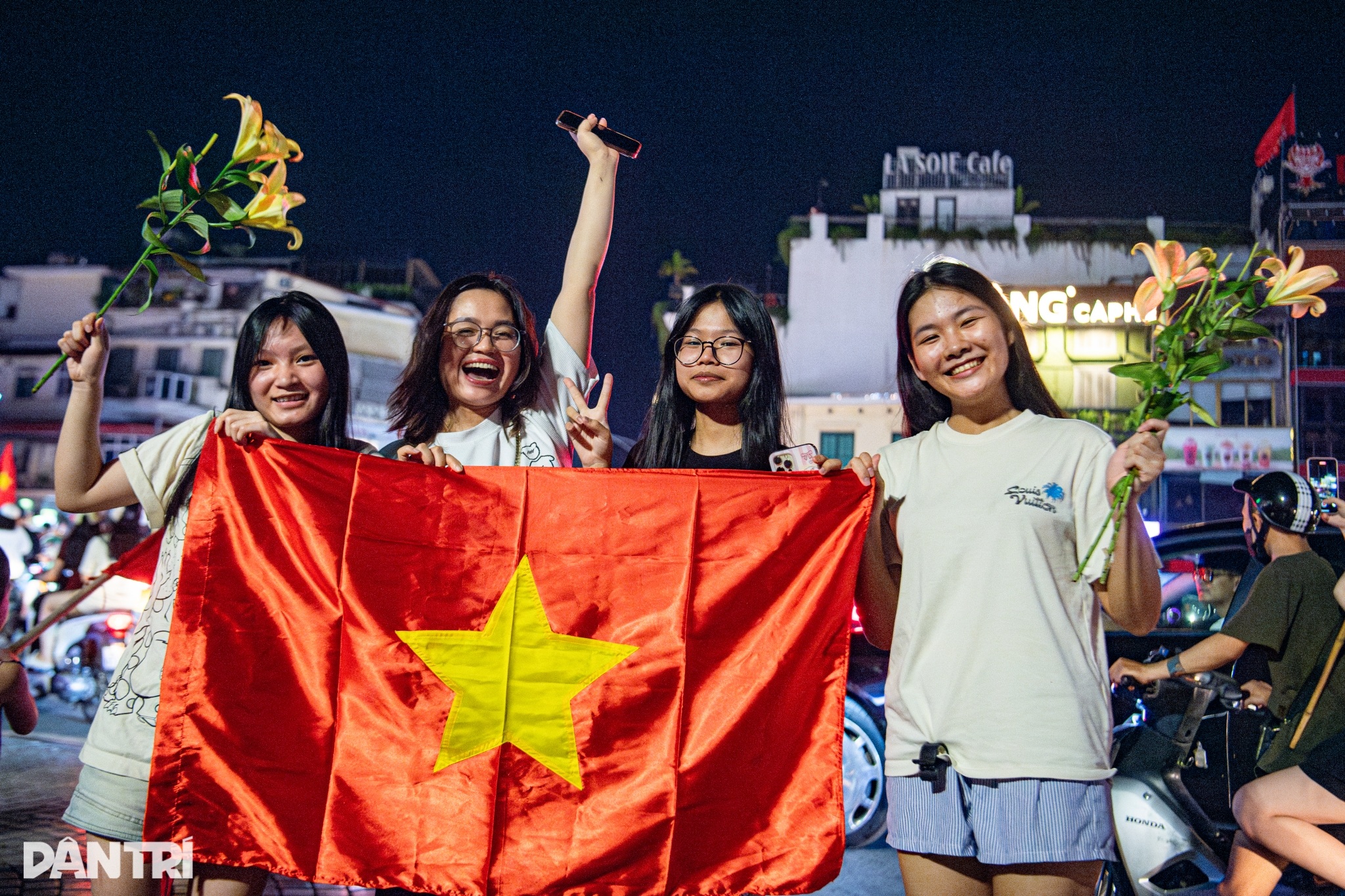 Biển người đỏ rực, Hà Nội không ngủ ăn mừng U23 vô địch Đông Nam Á - 9