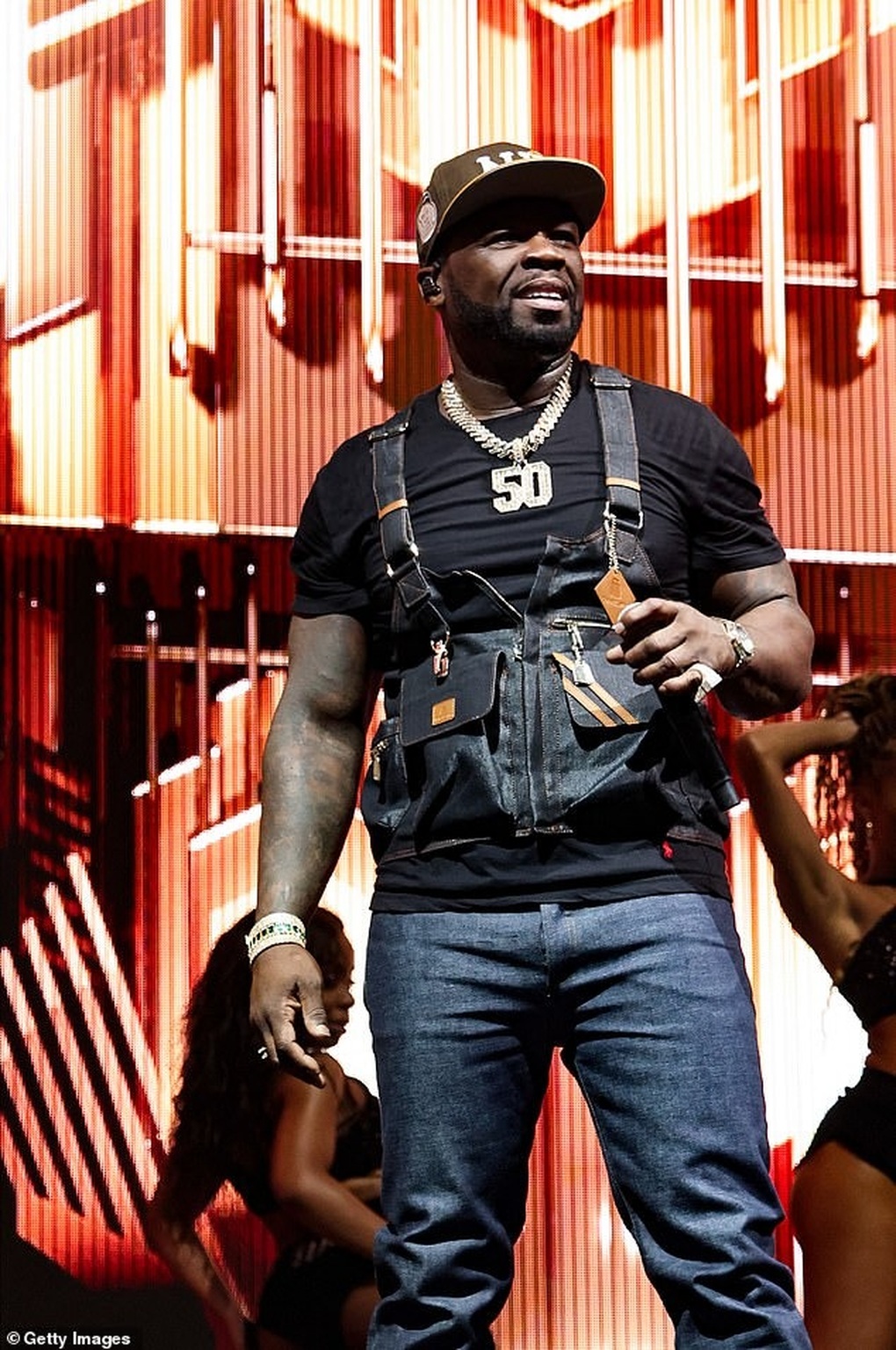 Ném micro gây thương tích cho khán giả, rapper bị điều tra tội hành hung - 3 Ném micro gây thương tích cho khán giả, rapper bị điều tra tội hành hung - 3
