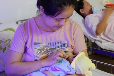 Giảm 50% tỷ lệ trẻ sơ sinh phải dùng kháng sinh nhờ chăm sóc da kề da, bú mẹ hoàn toàn