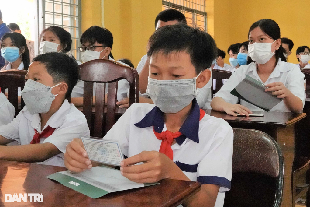 Tấm thẻ BHYT giúp học sinh khó khăn là rất thiết thực - 1 Tấm thẻ BHYT giúp học sinh khó khăn là rất thiết thực - 1