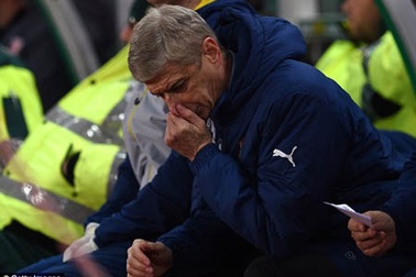CĐV Arsenal chặn đường, lăng mạ HLV Wenger