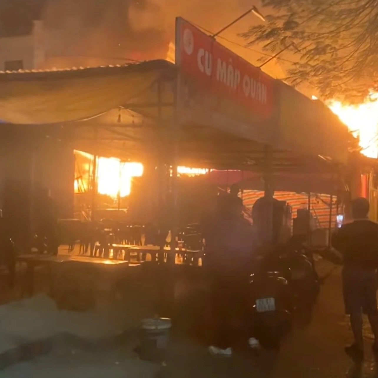 Hanoi: Restoran ayam di daerah Long Bien terbakar - 2 Hà Nội: Quán gà ở quận Long Biên bốc cháy ngùn ngụt - 2